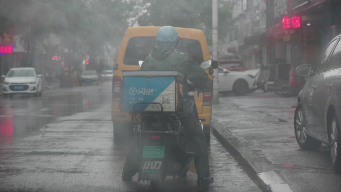 雨中送外卖 外卖小哥