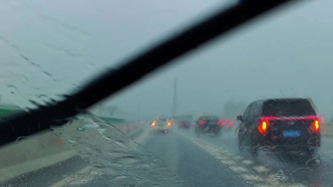 暴雨天气高速行驶的车辆