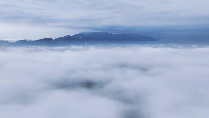 低空云雾上的庐山