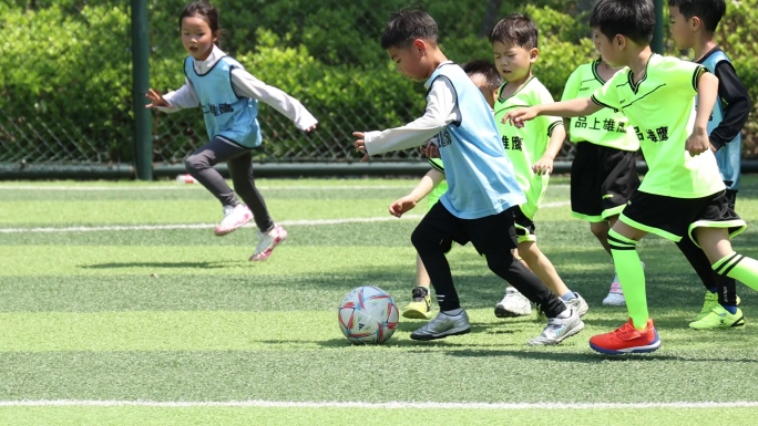 少年足球比赛儿童足球训练