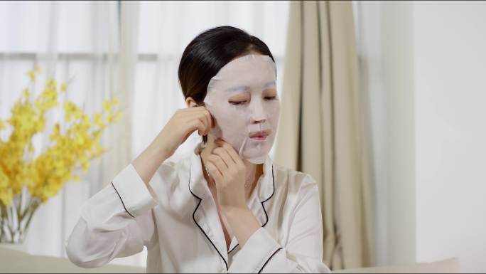 美女美容敷面膜改善皮肤03