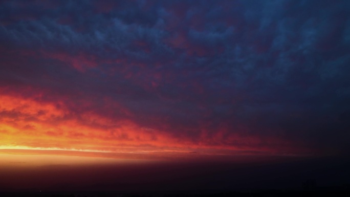 夕阳落日下的火烧云天空延时摄影