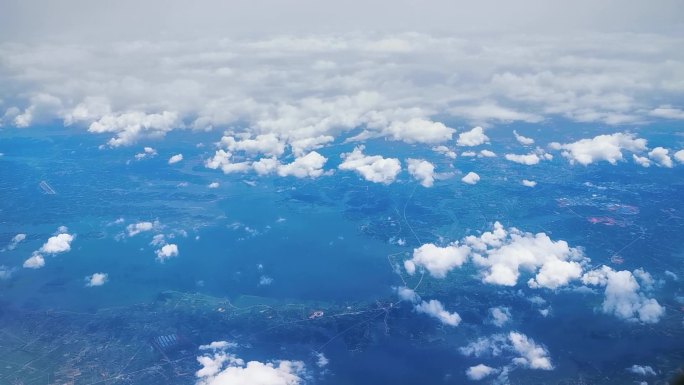 飞机上穿过云层俯拍四川盆地