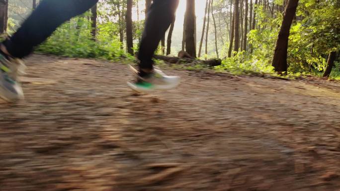 努力奔跑阳光森林树林跑步脚步积极向上