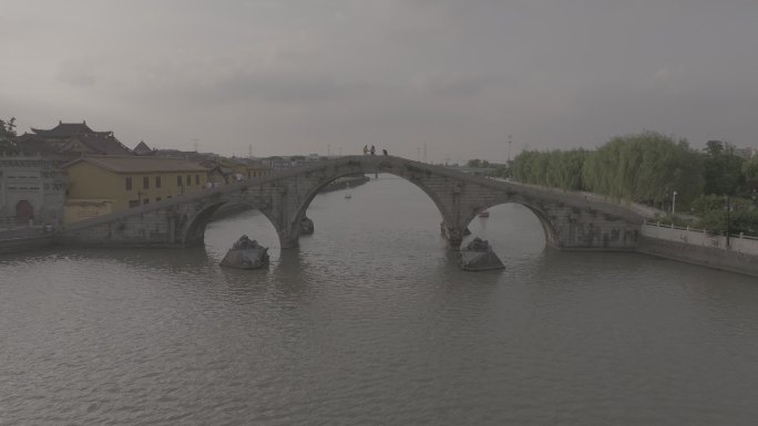 京杭大运河上的长虹桥。
