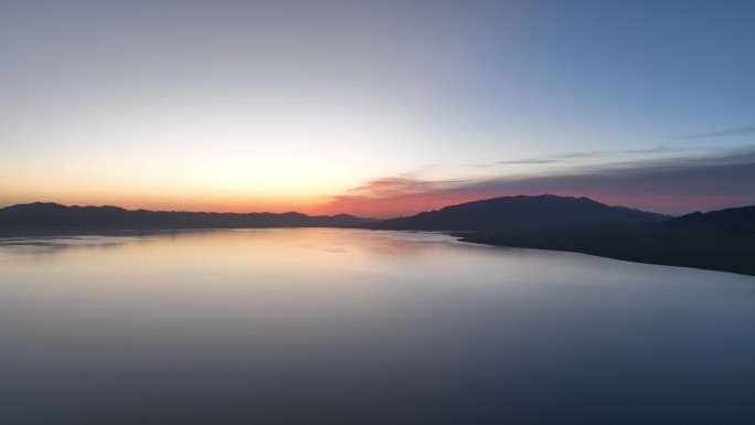 新疆博尔塔拉蒙古自治州赛里木湖朝霞景观