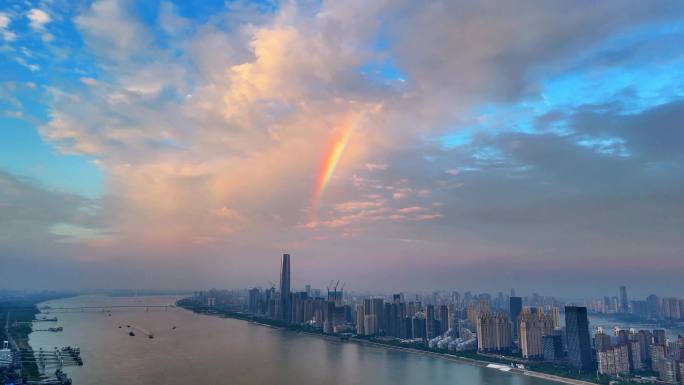 彩虹映照武汉绿地中心