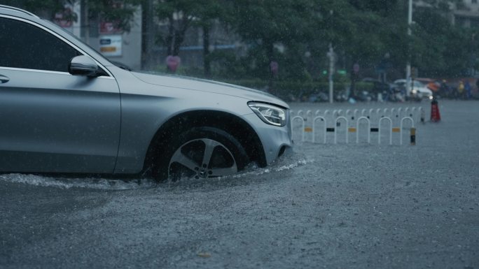 涉水开车-慢镜头