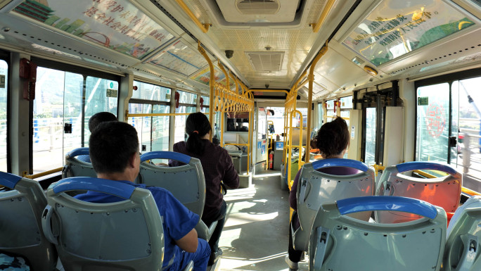 乘坐公交车穿过城市街景窗外风景素材