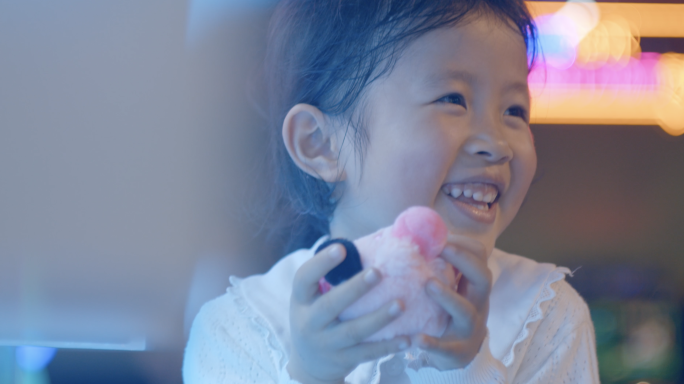 娃娃机抓娃娃亲子陪伴