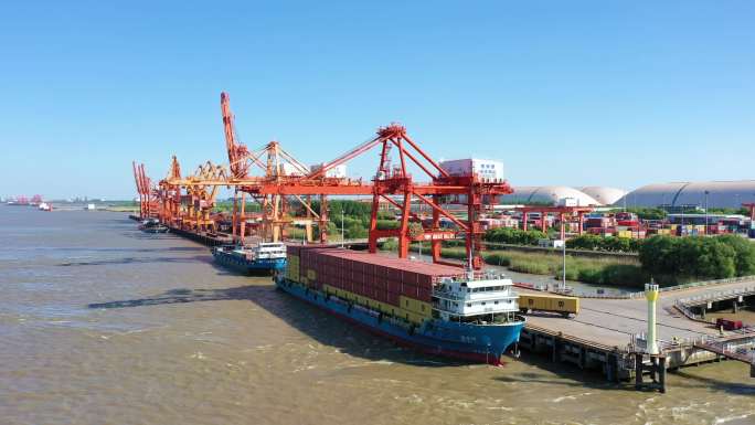 长江航运集装箱码头常泰大桥轮船