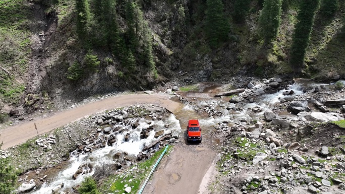 越野车穿梭在新疆恰西国家森林公园涉水路段