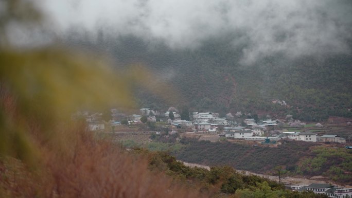 云南香格里拉尼西汤堆村传统藏族村落雨季