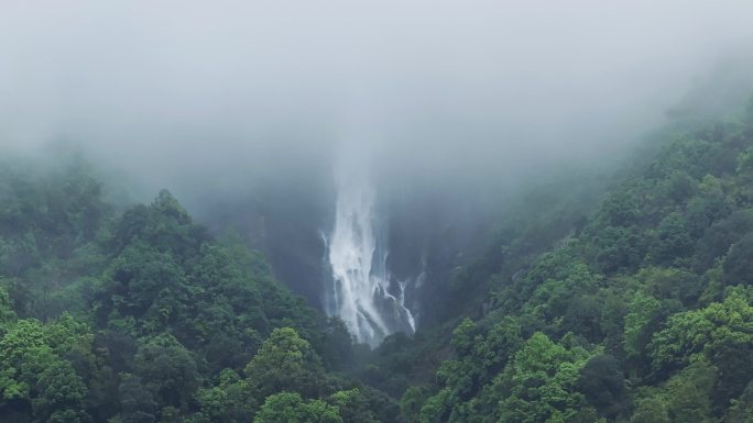 云雾中的的庐山瀑布