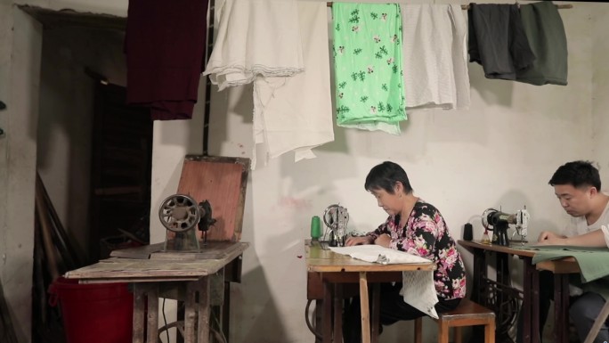 缝纫机做衣服手艺人裁缝铺传统手工文化
