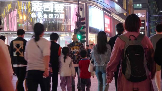 夜晚城市行人过马路人流脚步视频素材90