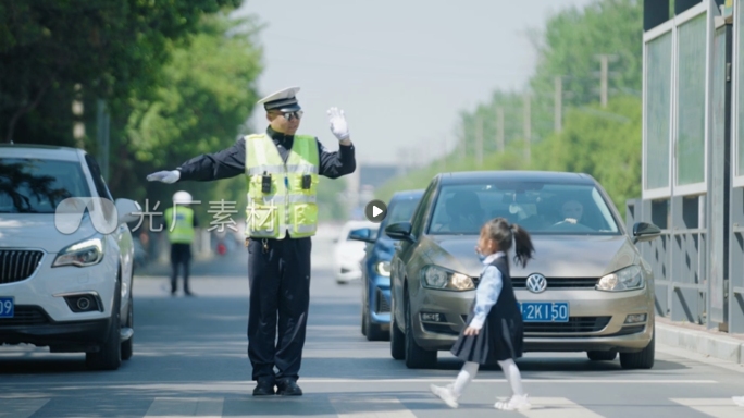 学生过马路交警指挥交通