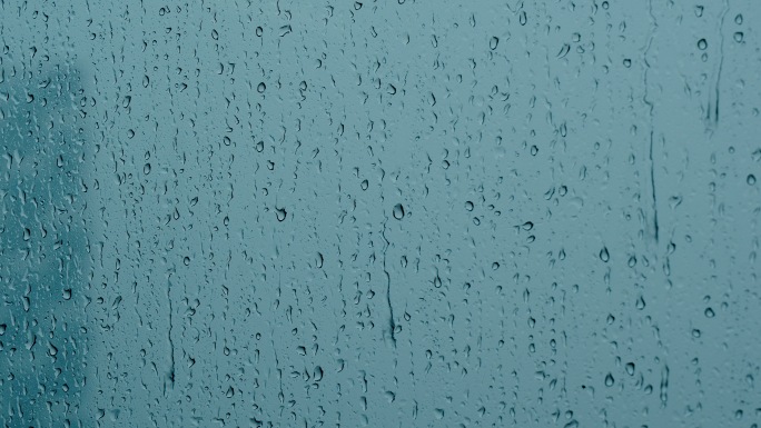 雨天下雨玻璃窗户雨水雨滴