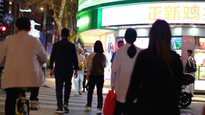 夜晚城市人群行人汽车车辆车流人流夜景人文