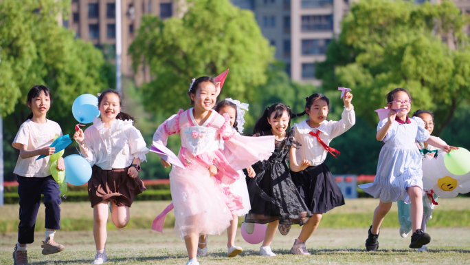 孩子草地奔跑 放飞梦想