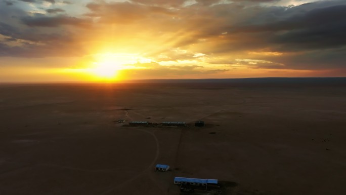 蒙古草原上的金光日落