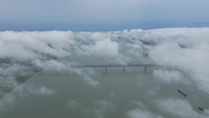 云雾下的九江长江大桥