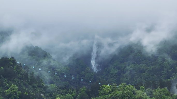 云雾下的庐山瀑布