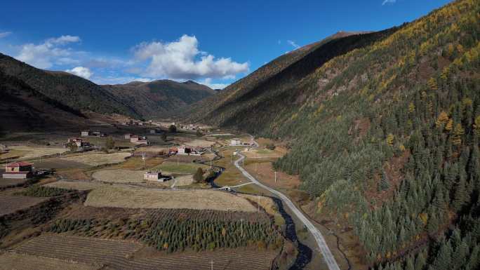 四川甘孜藏族自治州甲根坝的秋天