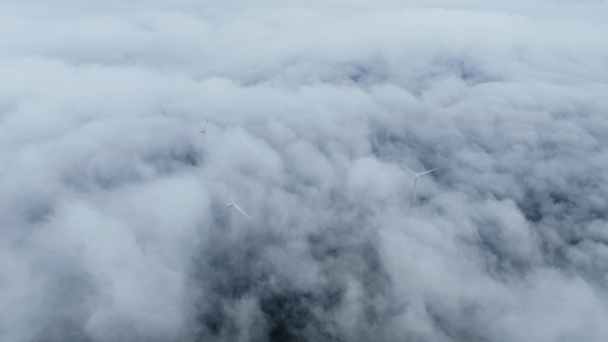 环绕航拍云海中的大麦屿石峰山风车