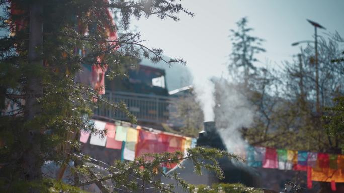 春季云南尼西藏族村庄煨桑焚香烟雾弥漫