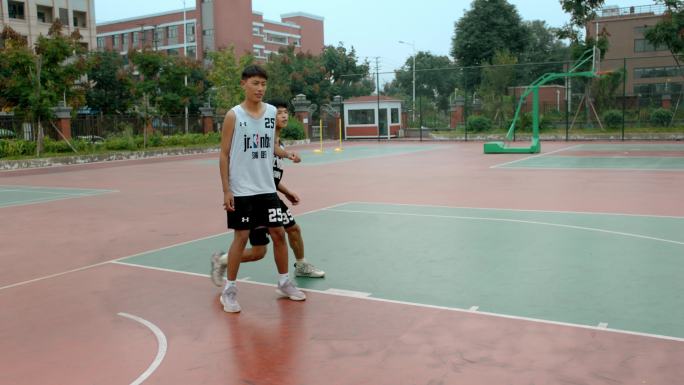 【4K】学生篮球场运球特写