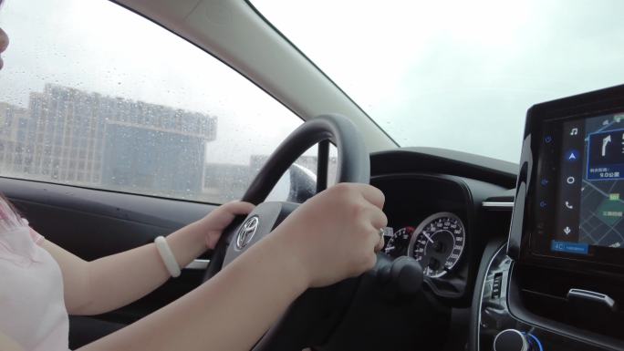 美女学开车下雨天