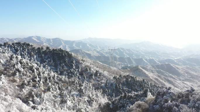 电力工人雪后巡视