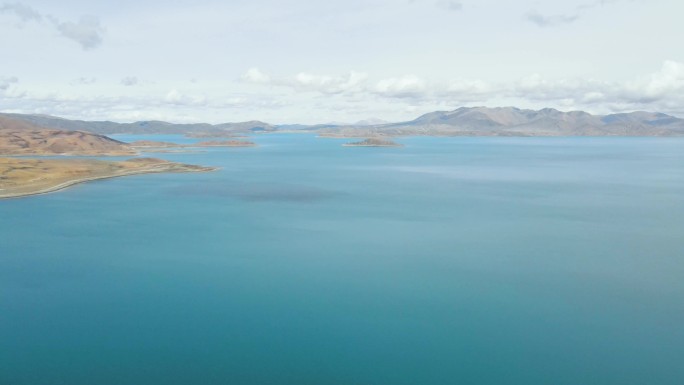 航拍西藏阿里地区普兰县拉昂措湖秋天的风光