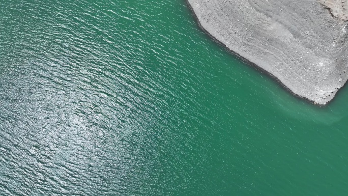 航拍新疆喀什塔县班迪尔蓝湖碧绿色湖水