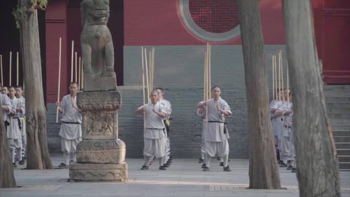 少林寺里僧人练习武术