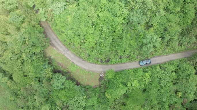 汽车行驶在山路山村新能源汽车