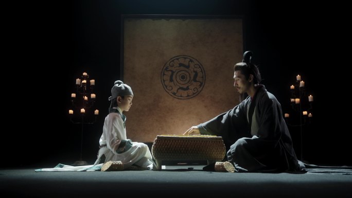 古人大人和小孩下围棋对弈