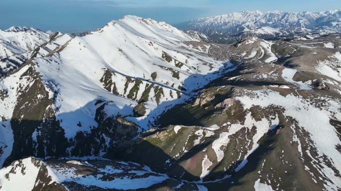 清晨航拍新疆赛里木湖风景区松树头雪山风光