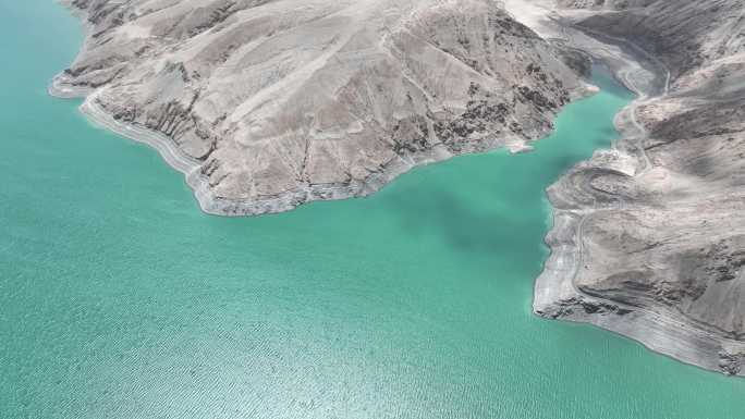 航拍新疆喀什塔县班迪尔蓝湖碧绿色湖水