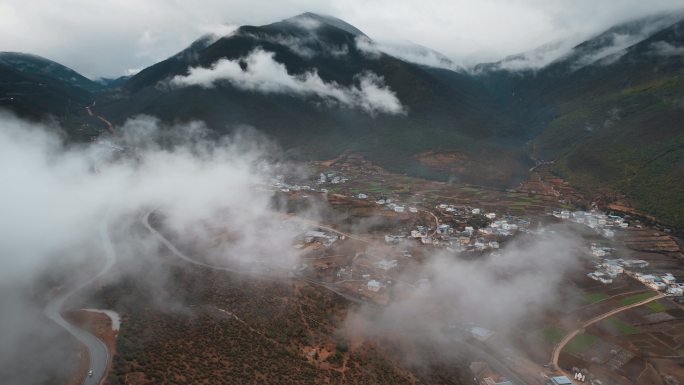 春季白云飘荡香格里拉尼西藏族村庄