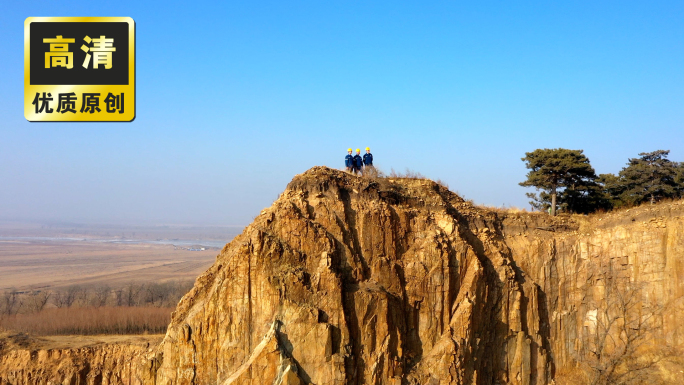 航拍山顶工人爬山山顶建筑师建设规划