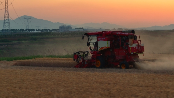 农村农民驾驶收割机收麦