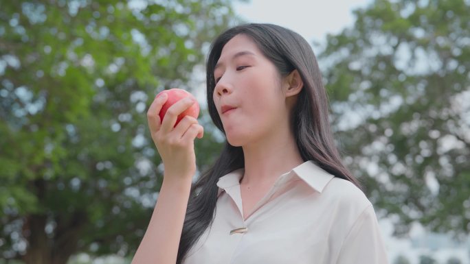 美女吃水蜜桃