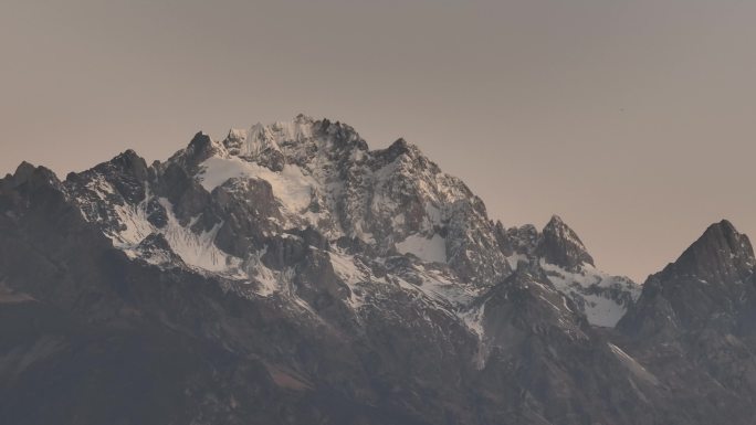 【4k航拍】黎明前的玉龙雪山