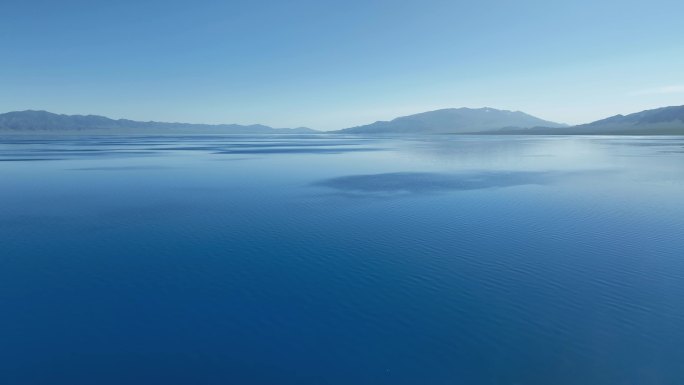航拍万里无云的新疆赛里木湖高山湖泊景观