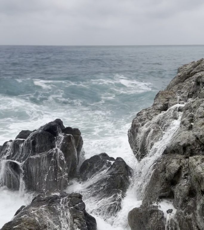 海浪拍打礁石