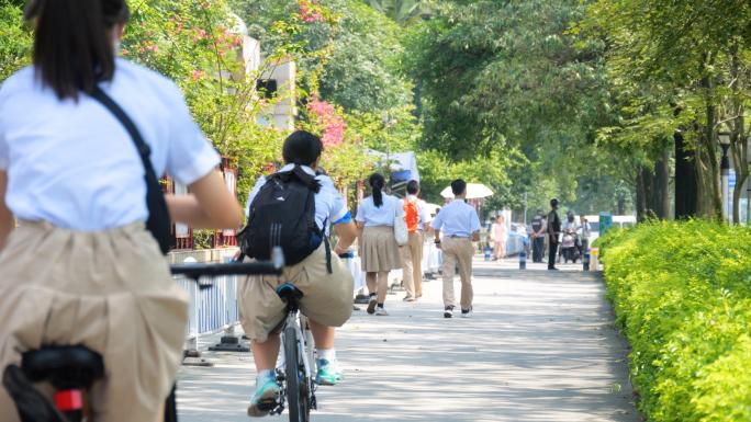 中学生上学