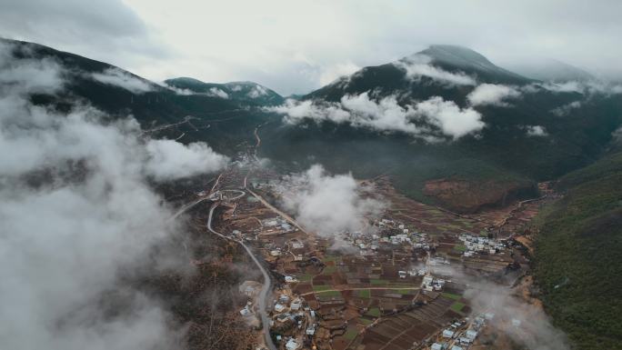 春季白云飘荡香格里拉尼西藏族村庄田野