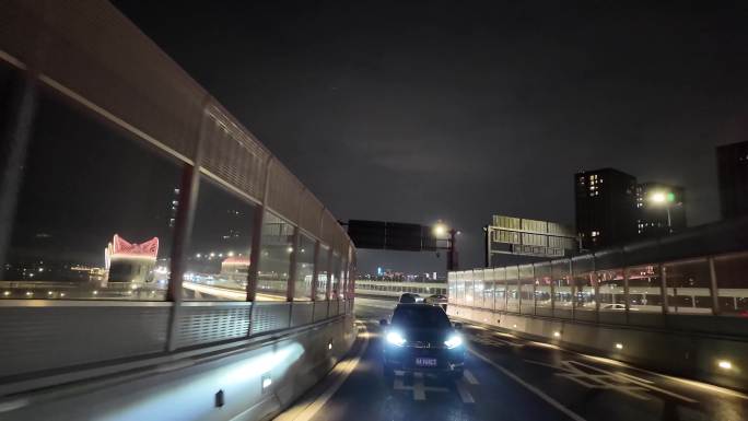 城市夜晚开车第一视角汽车窗外沿途风景马路
